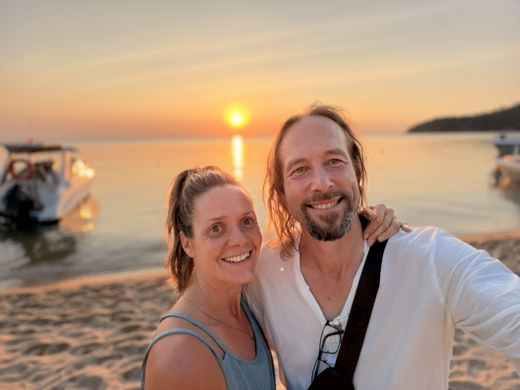 Tessa en Johannes bij zonsondergang